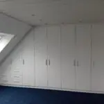 Typische Lösung eines Einbauschrankes in der Dachschräge, mit Passleisten eingefasst