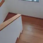 Vollholzstufen auf einer Betontreppe mit Zwischenpodest