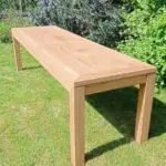 Tisch aus Kastanienholz gefertigt