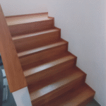 Moderne Holztreppe Eichenholzstufen auf Betonlauf
