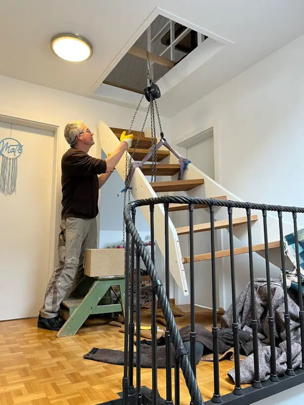 Montage einer raumsparenden Treppenlösung