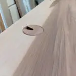 Detail Kabeldurchlass aus Holz