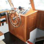 Steuerstand Neubau Motorjacht, Teak Furniert