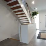 Wangentreppe Weißlack Eiche geölt und Edelstahl Schuhschrank als Schutzgeländer zum Kellerabgang