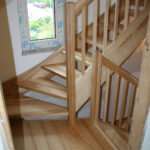 Esche Treppe über mehrere Etagen mit diversen Zwischenpodesten in natürlicher Optik