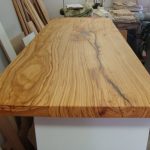 Massive Deckplatte, Äste und Risse mit Epoxidharz gefüllt